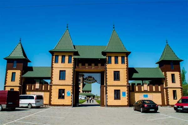 kitsman-klub-simeinoho-vidpochynku-bukovynska-troia